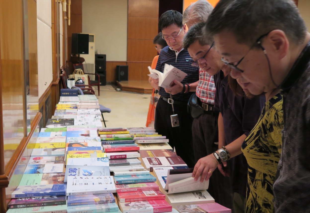 台湾出版界同仁阅览台海出版社图书
