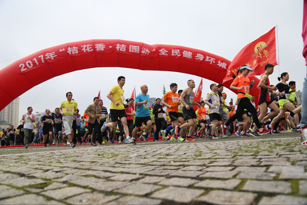 南丰县“桔花香·桔园游”全民健身环城赛开跑。