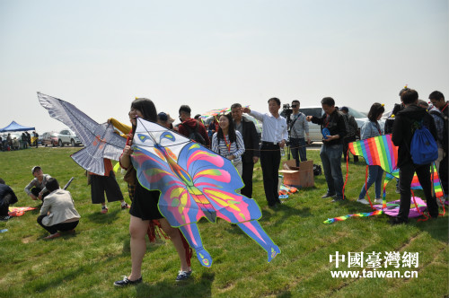 第十届海峡两岸风筝文化交流活动在山东潍坊举行