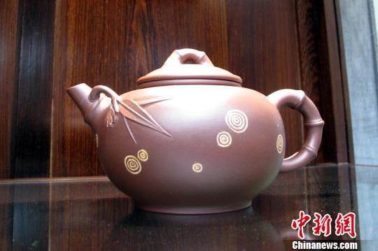 富贵竹壶在经典陶坊展出，由紫砂技艺代表性传承人汪寅仙制作，价值逾百万人民币。　王琳 摄