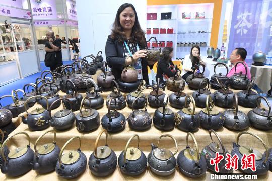 台湾馆展示的台湾生铁壶吸睛。　记者刘可耕 摄