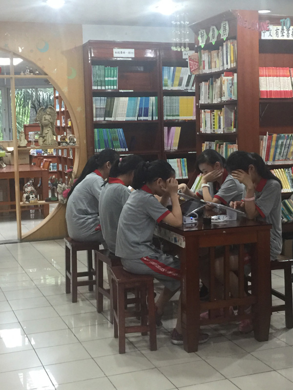 图书馆中学生在专心致志的读书