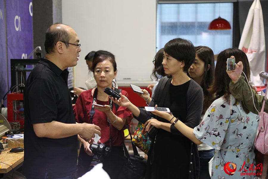 参访团成员采访深圳开放创新实验室创始人李大维
