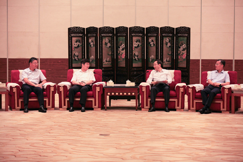 四川省常务副省长王宁（右二）与国务院台办主任助理周宁（左二）交谈，左一为中国记协书记处书记季星星