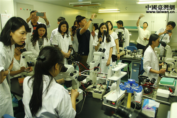 在中国农业大学国家动物基因研究中心，营员们观看克隆牛相关技术操作