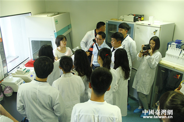在中国农业大学国家动物基因研究中心，农大教授李宁向营员们详细介绍了克隆牛技术的相关步骤