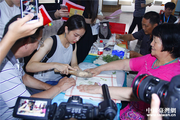 　河南省级非物质文化遗产项目捶草印花技艺和民间剪纸的代表性传承人朱秀云，正在教大家捶草印花技艺。