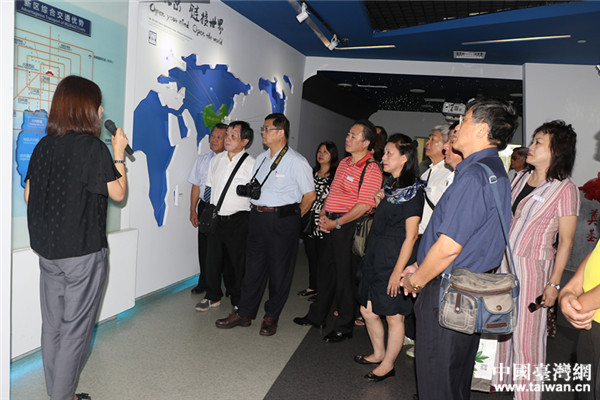参访团成员参观北京亦庄经济技术开发区。（中国台湾网 郜利敏 摄）