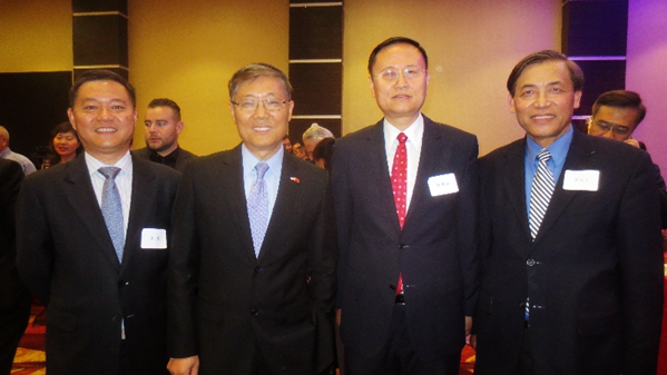  左起王雷副总领事、刘健总领事、孙鲁山副总领事、梁义大会长。