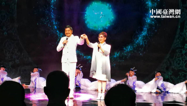 大陆歌手李谷一与台湾音乐人小虫联袂演绎歌曲《龙文》。