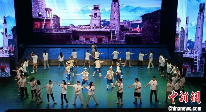两岸学生正在学习藏族和羌族锅庄舞。　刘忠俊 摄