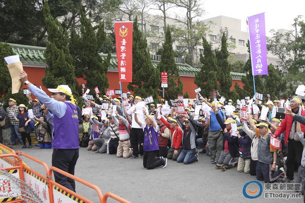 台湾军公教等团体下跪抗议年改 高喊“蔡英文下台”