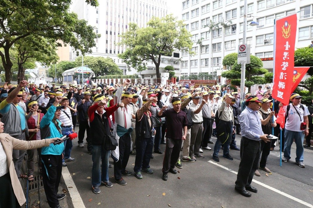 台湾抗议群众推倒拒马冲突 手比“倒扁手势”倒蔡