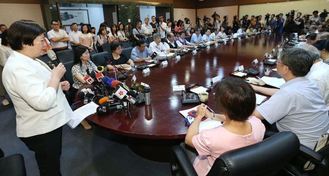 台湾基本工资调涨 工商界呼吁当局帮公务员加薪